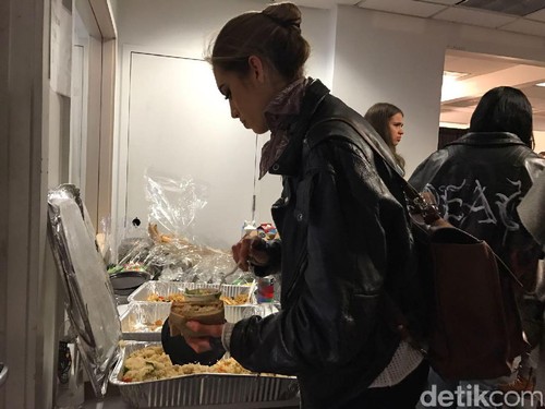 Nasi Goreng Jadi Makanan Favorit Para Model di New York Fashion Week Nasi Goreng Jadi Makanan Favorit Para Model di New York Fashion Week