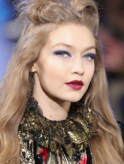 Penampilan Makeup Gigi Hadid dan Kendall Jenner Ala Anak 90-an Penampilan Makeup Gigi Hadid dan Kendall Jenner Ala Anak 90-an