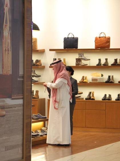 Delegasi Kerajaan Arab Belanja Sepatu di Lotte Shopping Avenue Delegasi Kerajaan Arab Belanja Sepatu di Lotte Shopping Avenue