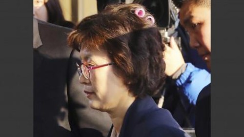 Lupa Copot Roll Rambut ke Persidangan, Hakim Wanita Ini Malah Dipuji Lupa Copot Roll Rambut ke Persidangan, Hakim Wanita Ini Malah Dipuji