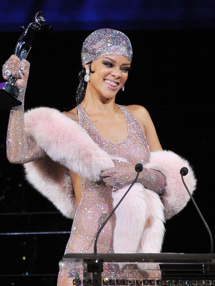 Rihanna Jadi Kontroversi Pasca Coba Dandani Ratu Elizabeth II Rihanna Jadi Kontroversi Pasca Coba Dandani Ratu Elizabeth II