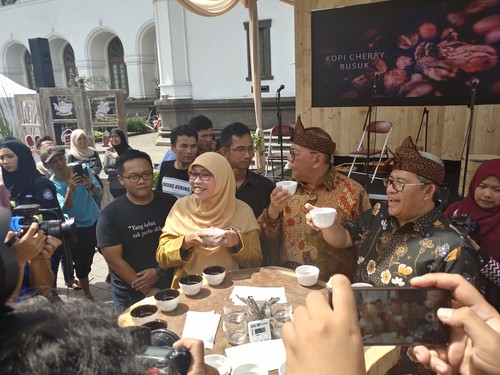 Lewat Ngopi Saraosna Gubernur Aher Ajak Masyarakat Sering Ngopi Lokal Lewat Ngopi Saraosna Gubernur Aher Ajak Masyarakat Sering Ngopi Lokal