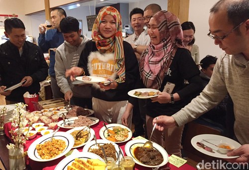 Sambal Roa, Gulai Kepala Ikan hingga Rendangpun Habis Tak Berbekas Sambal Roa, Gulai Kepala Ikan hingga Rendangpun Habis Tak Berbekas