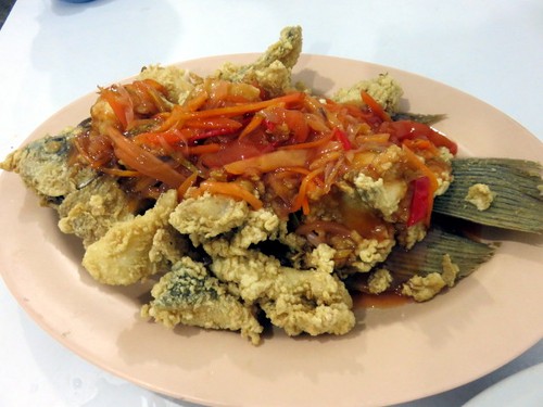 Ikan Goreng dengan Paduan Sambal Pedas Enak Ada di 5 Restoran Ini Ikan Goreng dengan Paduan Sambal Pedas Enak Ada di 5 Restoran Ini