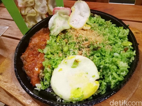 Nasgor Something: Nasi Goreng Hijau berpadu dengan Petai dan Tuna Pedas Nasgor Something: Nasi Goreng Hijau berpadu dengan Petai dan Tuna Pedas