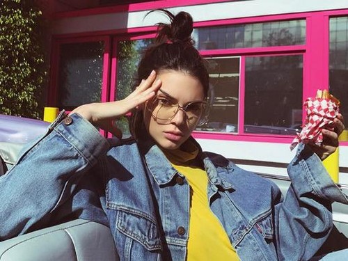Kendall Jenner Dikabarkan Hisap Ganja Saat Seru-seruan di Coachella Kendall Jenner Dikabarkan Hisap Ganja Saat Seru-seruan di Coachella