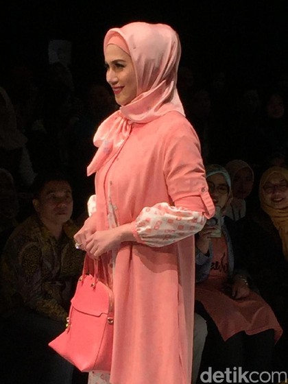 Foto: Cantiknya Marini Zumarnis dengan Hijab Peach di Show Elzatta Foto: Cantiknya Marini Zumarnis dengan Hijab Peach di Show Elzatta