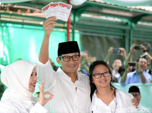 Istri Sandiaga Uno Cantik Berhijab Putih Saat Nyoblos di Pilkada DKI Istri Sandiaga Uno Cantik Berhijab Putih Saat Nyoblos di Pilkada DKI