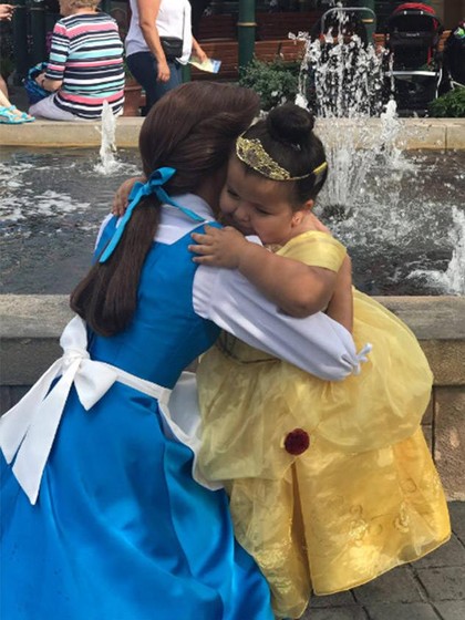 Ada Kisah Haru dari Gadis Cilik yang Menangis Saat Bertemu Putri Belle Ada Kisah Haru dari Gadis Cilik yang Menangis Saat Bertemu Putri Belle