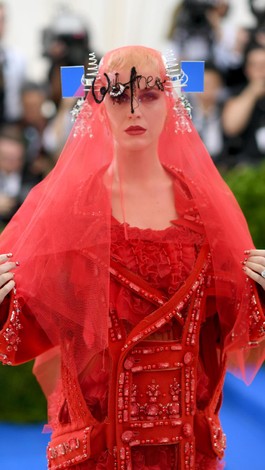 Foto: Katy Perry Jadi Pengantin Merah di Met Gala Foto: Katy Perry Jadi Pengantin Merah di Met Gala
