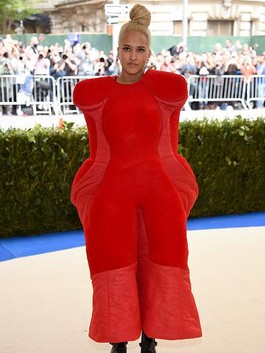 Foto: Berkostum Merah, Istri Pharrell Dibilang Mirip Teletubbies Foto: Berkostum Merah, Istri Pharrell Dibilang Mirip Teletubbies