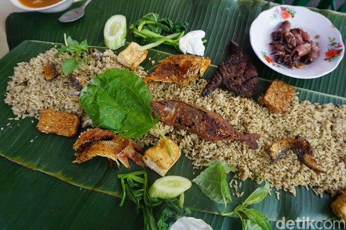 Warung Teteh: Nikmatnya Rame-rame Menyantap Nasi Liwet Khas Sunda Beralas Daun Warung Teteh: Nikmatnya Rame-rame Menyantap Nasi Liwet Khas Sunda Beralas Daun