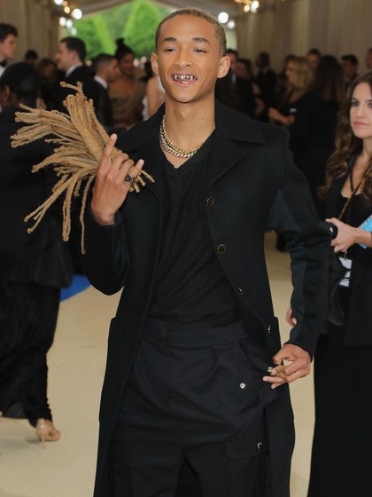 Foto: Uniknya Gaya Jaden Smith Pakai Sepatu Heels dan Mantel Wanita Foto: Uniknya Gaya Jaden Smith Pakai Sepatu Heels dan Mantel Wanita