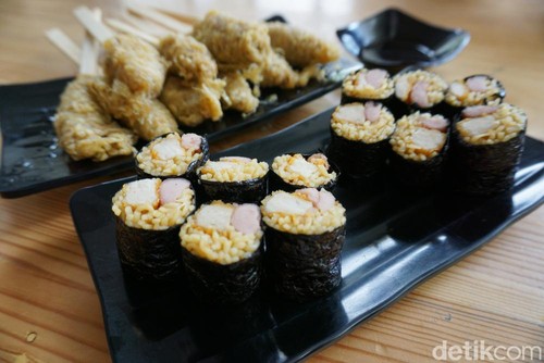 Warunk Exito: Mie Instan Bertransformasi Jadi Sushi dan Sate Gulung Warunk Exito: Mie Instan Bertransformasi Jadi Sushi dan Sate Gulung