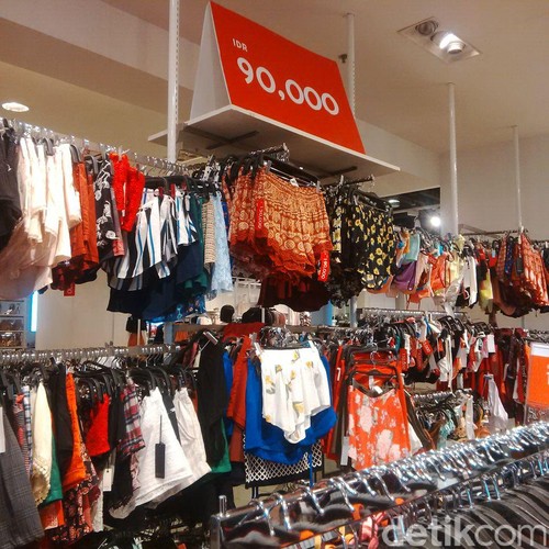 Forever 21 Diskon Hingga 70%, Celana Jeans Mulai dari Rp 100 Ribu Forever 21 Diskon Hingga 70%, Celana Jeans Mulai dari Rp 100 Ribu