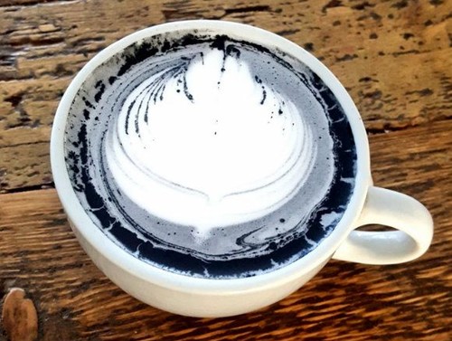 Charcoal Latte yang Berwarna Hitam Pekat Kini Jadi Tren Baru di Instagram Charcoal Latte yang Berwarna Hitam Pekat Kini Jadi Tren Baru di Instagram