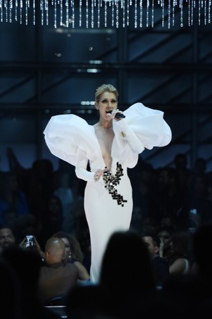 Foto: Celine Dion Bak Malaikat dengan Gaun Putih di Billboard Music Awards Foto: Celine Dion Bak Malaikat dengan Gaun Putih di Billboard Music Awards