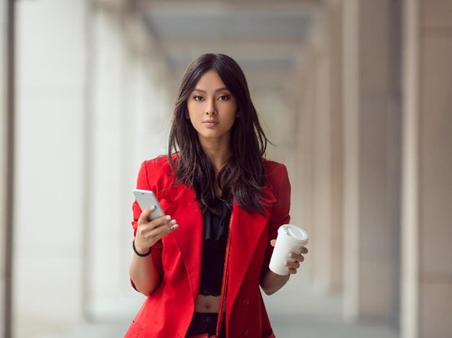 5 Setelan Kerja untuk Wanita Karier yang Terlihat Stylish dan Powerful 5 Setelan Kerja untuk Wanita Karier yang Terlihat Stylish dan Powerful