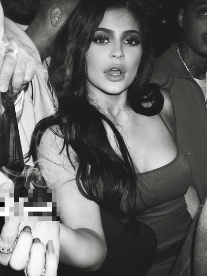 Kylie Jenner Dikritik Pasca Unggah Foto Pegang Rokok Kylie Jenner Dikritik Pasca Unggah Foto Pegang Rokok