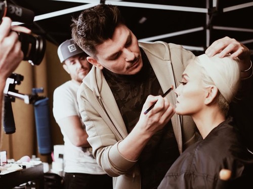 Buka Kelas Makeup Rp 20 Juta, Ini Sosok Makeup Artist Agnes Monica Buka Kelas Makeup Rp 20 Juta, Ini Sosok Makeup Artist Agnes Monica