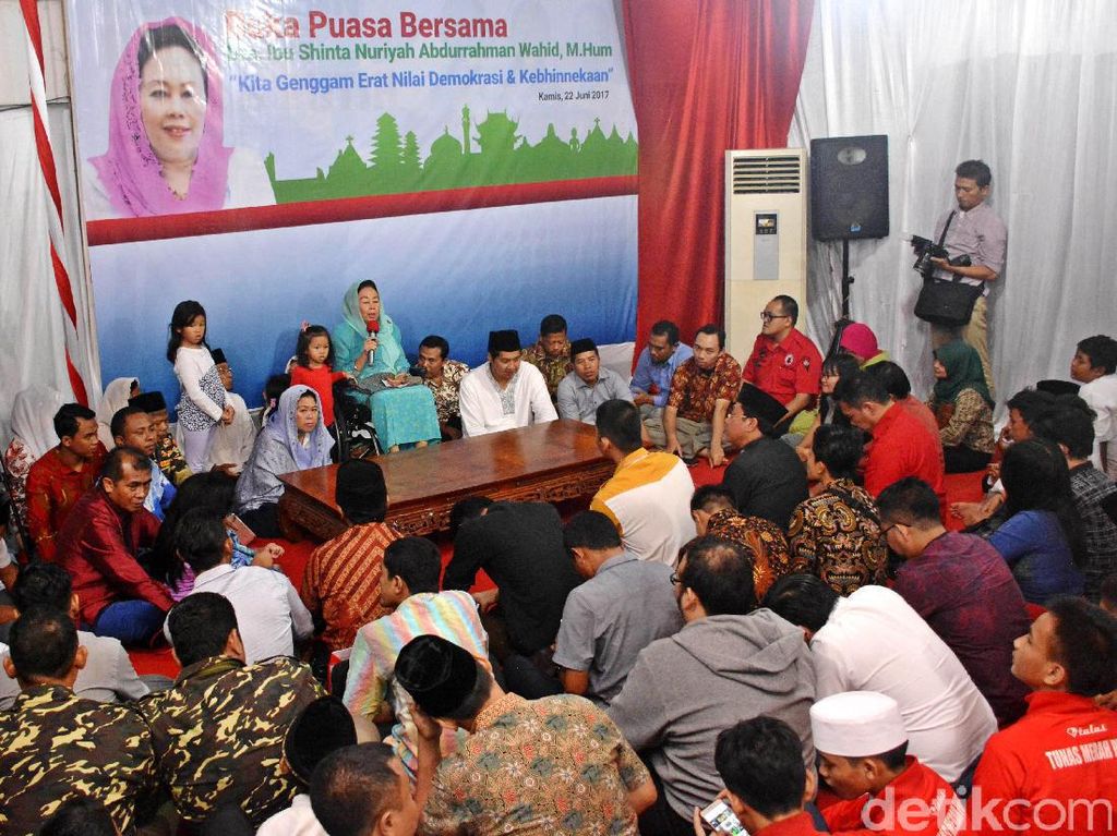 Sinta Nuriyah Buka Bersama Taruna Merah Putih Sinta Nuriyah Buka Bersama Taruna Merah Putih