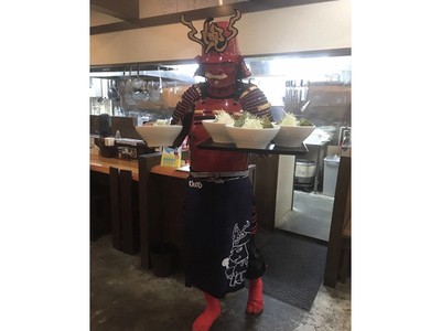 Serunya Makan Ramen Dilayani Chef Berkostum Samurai! Serunya Makan Ramen Dilayani Chef Berkostum Samurai!