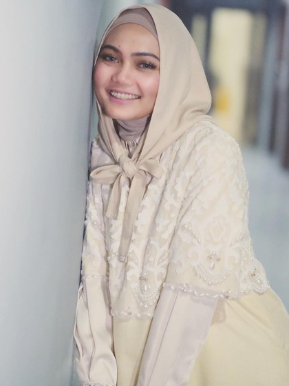 Tutorial Hijab Pita Ala Rina Nose, Hanya 1 Menit Tutorial Hijab Pita Ala Rina Nose, Hanya 1 Menit