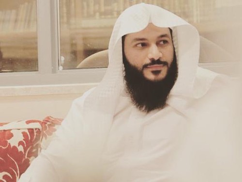 Foto: Selain Muzammil, Imam Masjidil Haram Tampan Ini juga Dikagumi Wanita Foto: Selain Muzammil, Imam Masjidil Haram Tampan Ini juga Dikagumi Wanita