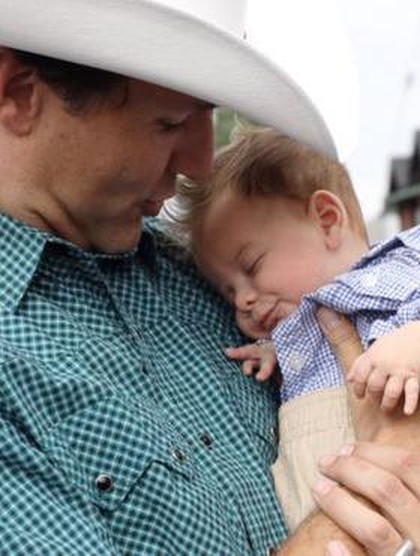 So Sweet, Momen PM Kanada Justin Trudeau Gendong Bayi Bernama Justin Trudeau So Sweet, Momen PM Kanada Justin Trudeau Gendong Bayi Bernama Justin Trudeau