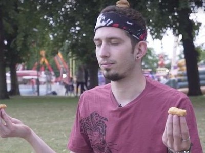 Ngemil Apa Olahraga, Kok Yoga Pakai Chicken Nugget? Ngemil Apa Olahraga, Kok Yoga Pakai Chicken Nugget?