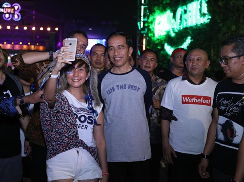 Dipakai Jokowi ke We The Fest, Kaus Lengan Panjang Ini Langsung Sold Out Dipakai Jokowi ke We The Fest, Kaus Lengan Panjang Ini Langsung Sold Out
