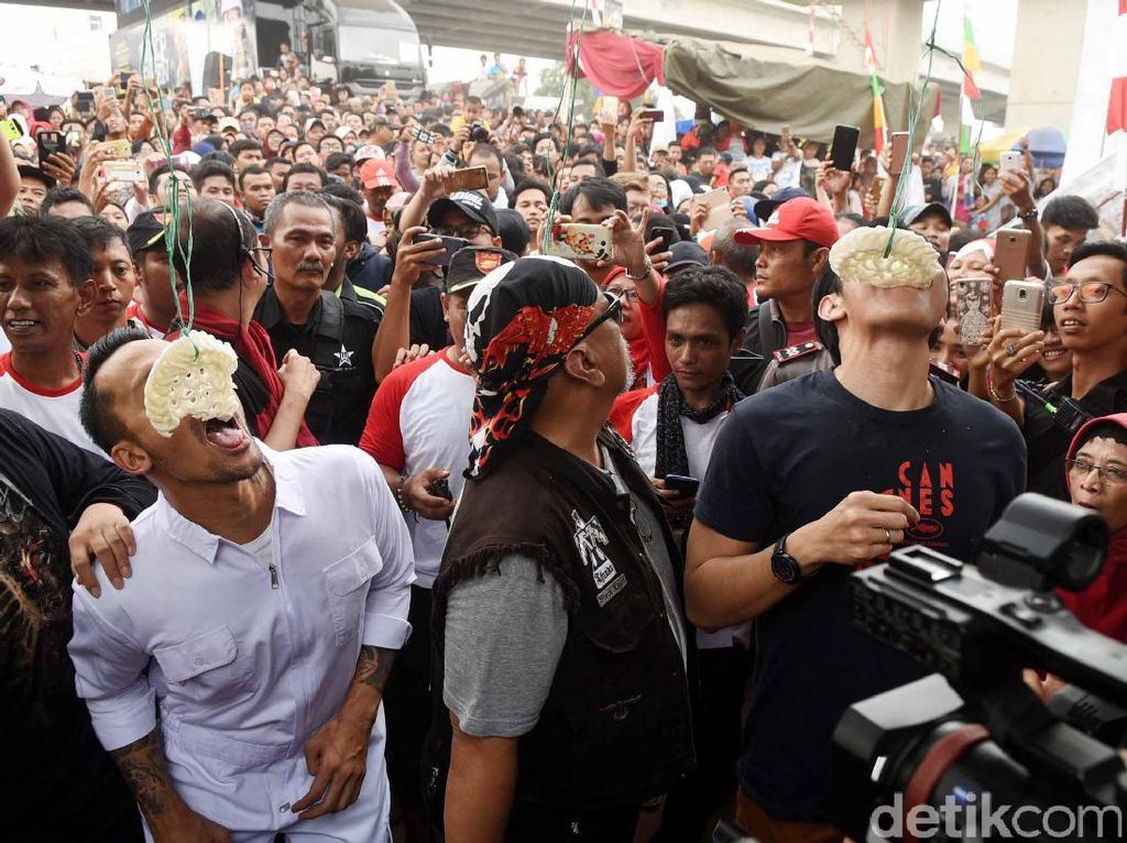 Ketika Cast Warkop DKI Reborn Part 2 Ikut Lomba Makan Kerupuk Ketika Cast Warkop DKI Reborn Part 2 Ikut Lomba Makan Kerupuk