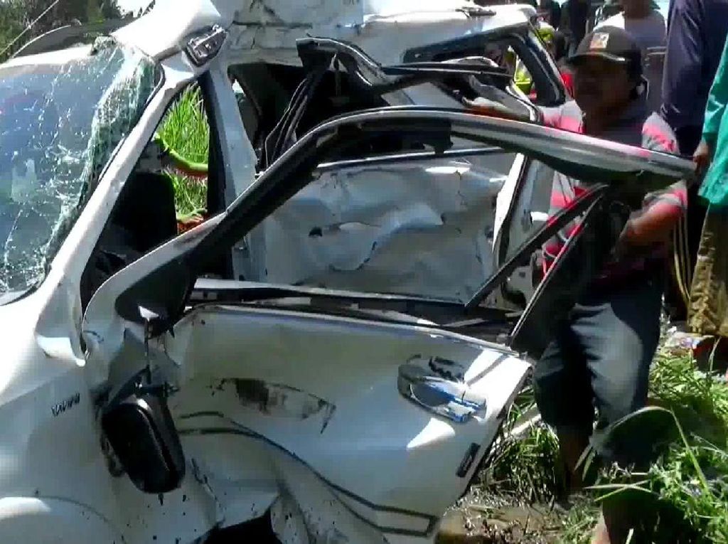 Kereta Sambar Mobil di Pasuruan 1 Orang Tewas Kereta Sambar Mobil di Pasuruan 1 Orang Tewas